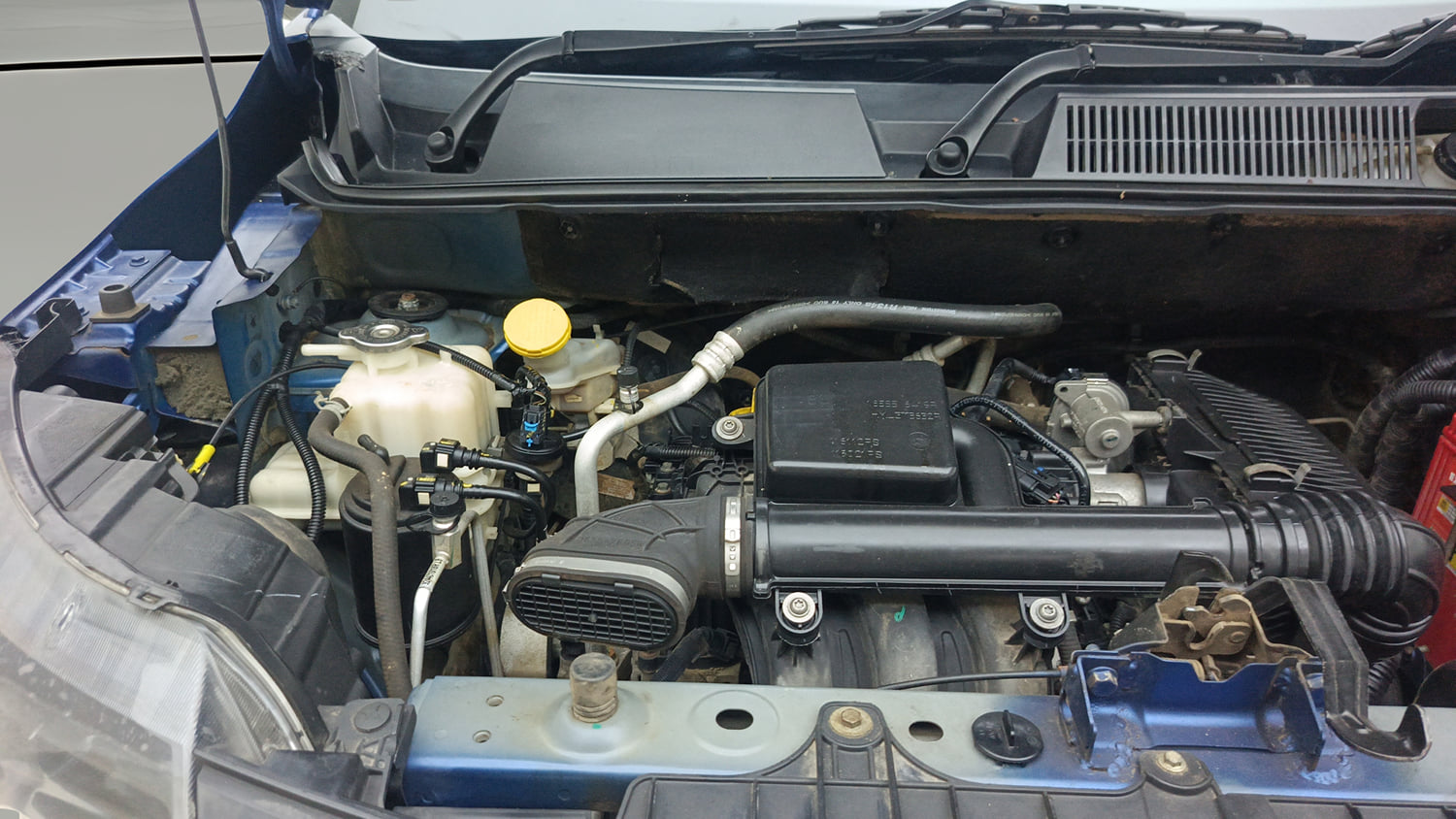 Used 2020 Renault Triber RXZ Petrol Manual engine ENGINE RIGHT SIDE HINGE & APRON VIEW
