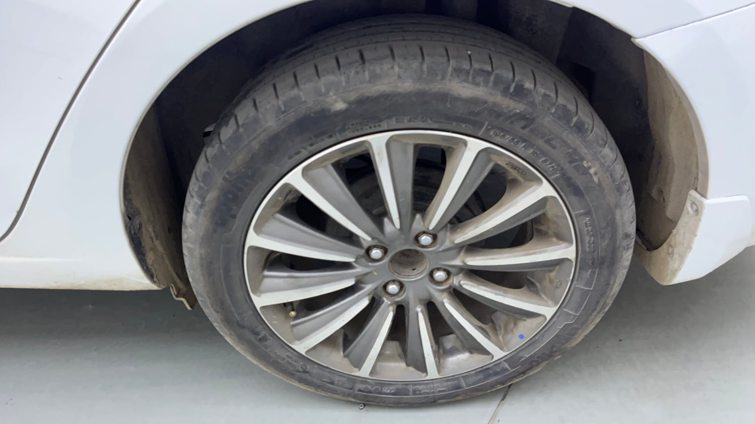 Used 2020 Maruti Suzuki Ciaz Alpha Hybrid 1.5 AT Petrol Automatic tyres LEFT REAR TYRE RIM VIEW