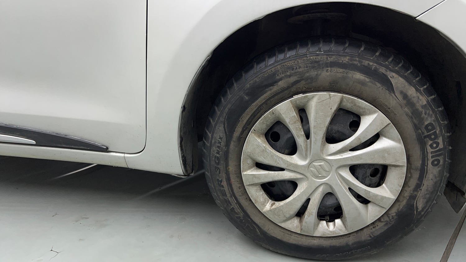 Used 2023 Maruti Suzuki Swift VXi Petrol Manual tyres RIGHT FRONT TYRE RIM VIEW