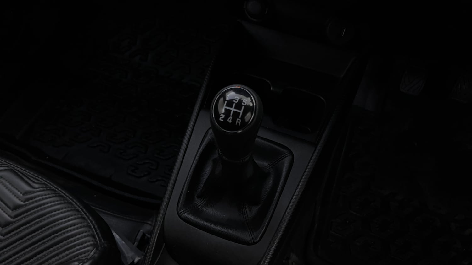 Used 2024 Maruti Suzuki Fronx Delta Plus 1.2L MT Petrol Manual interior GEAR  KNOB VIEW