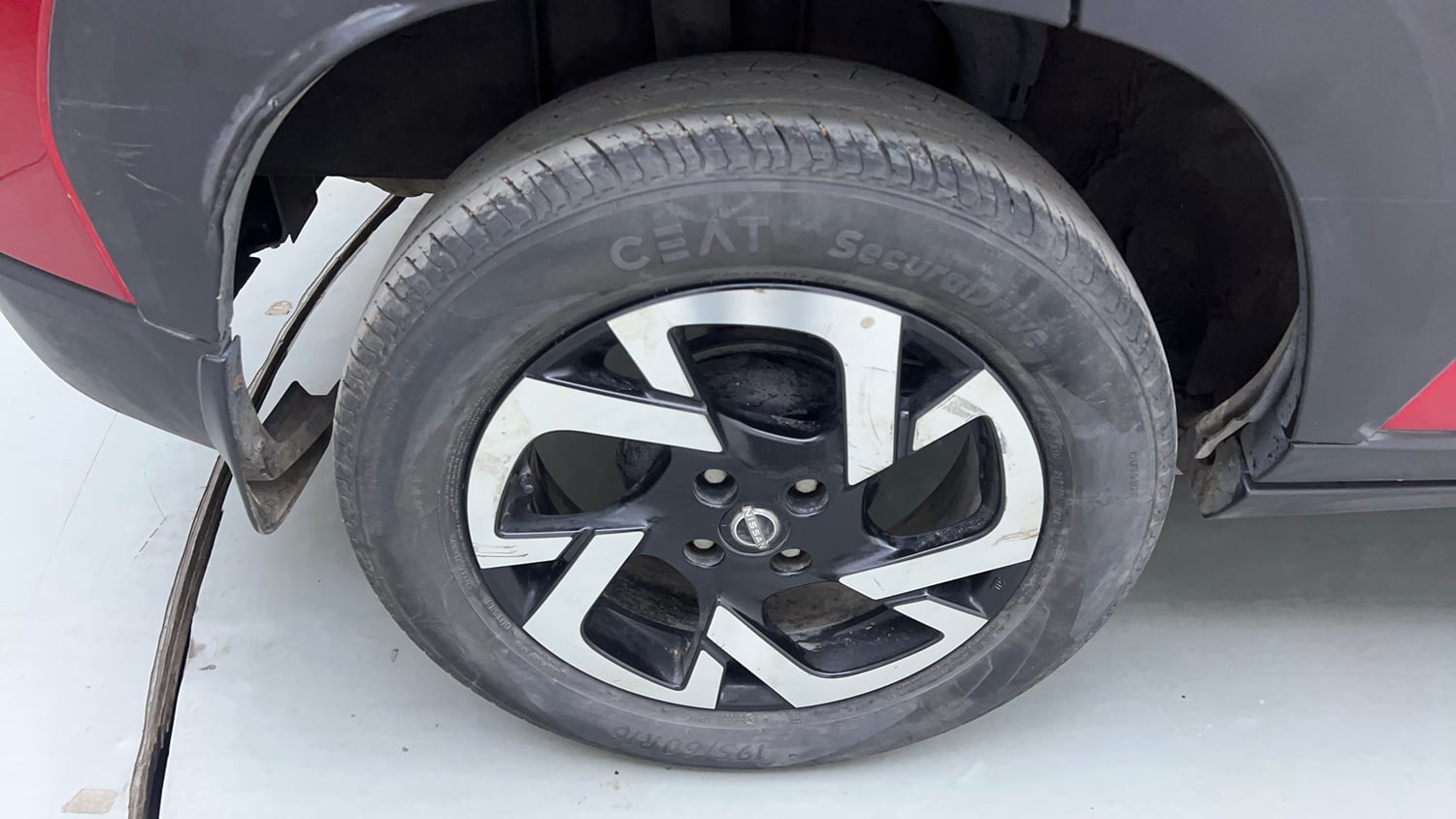 Used 2024 Nissan Magnite XV Premium Turbo CVT Dual Tone Petrol Automatic tyres RIGHT REAR TYRE RIM VIEW