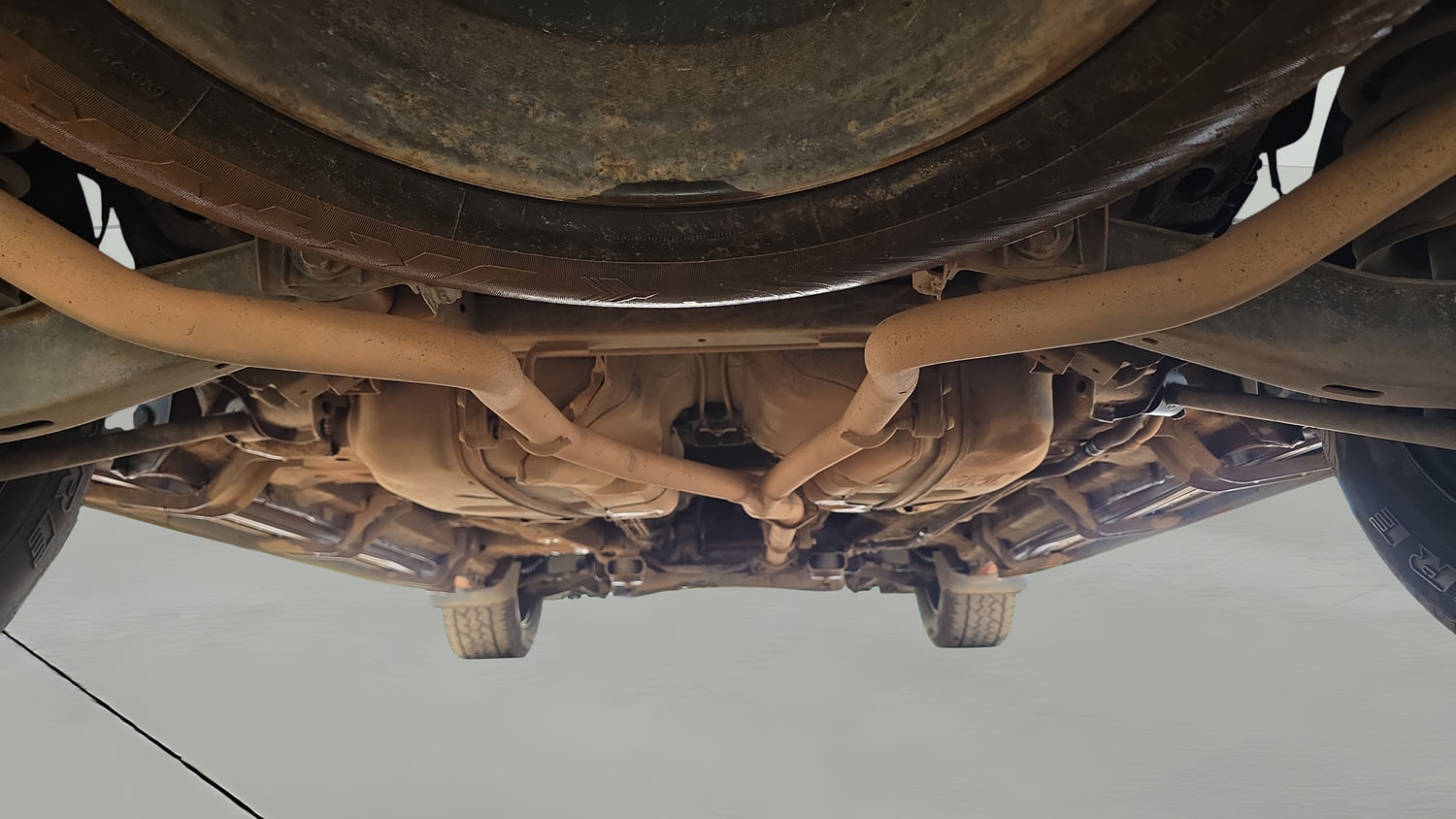 Used 2017 Mahindra XUV500 W4 Diesel Manual extra REAR UNDERBODY VIEW (TAKEN FROM REAR)