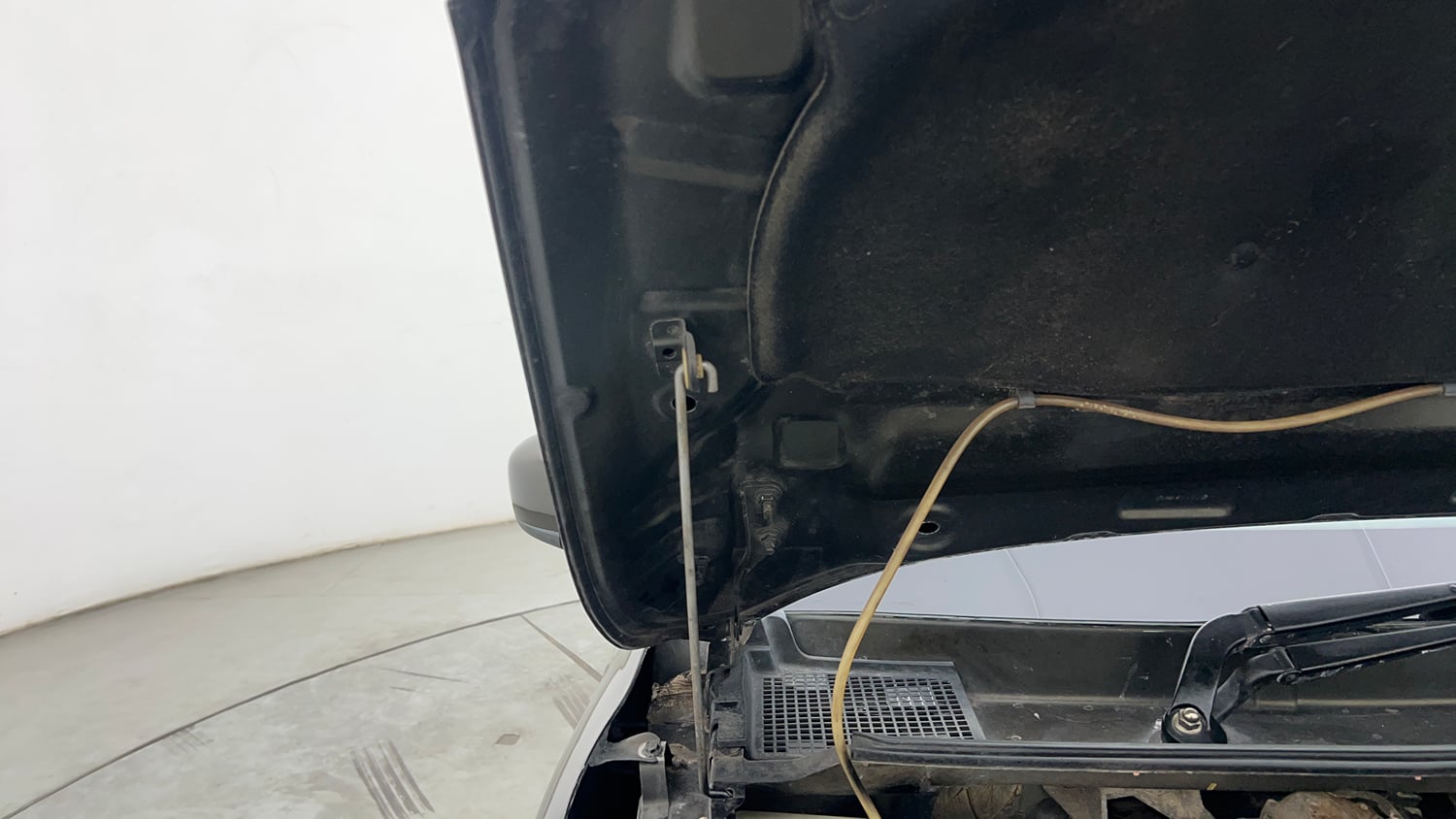 Used 2016 Renault Kwid RXL Petrol Manual engine ENGINE RIGHT SIDE HINGE & APRON VIEW