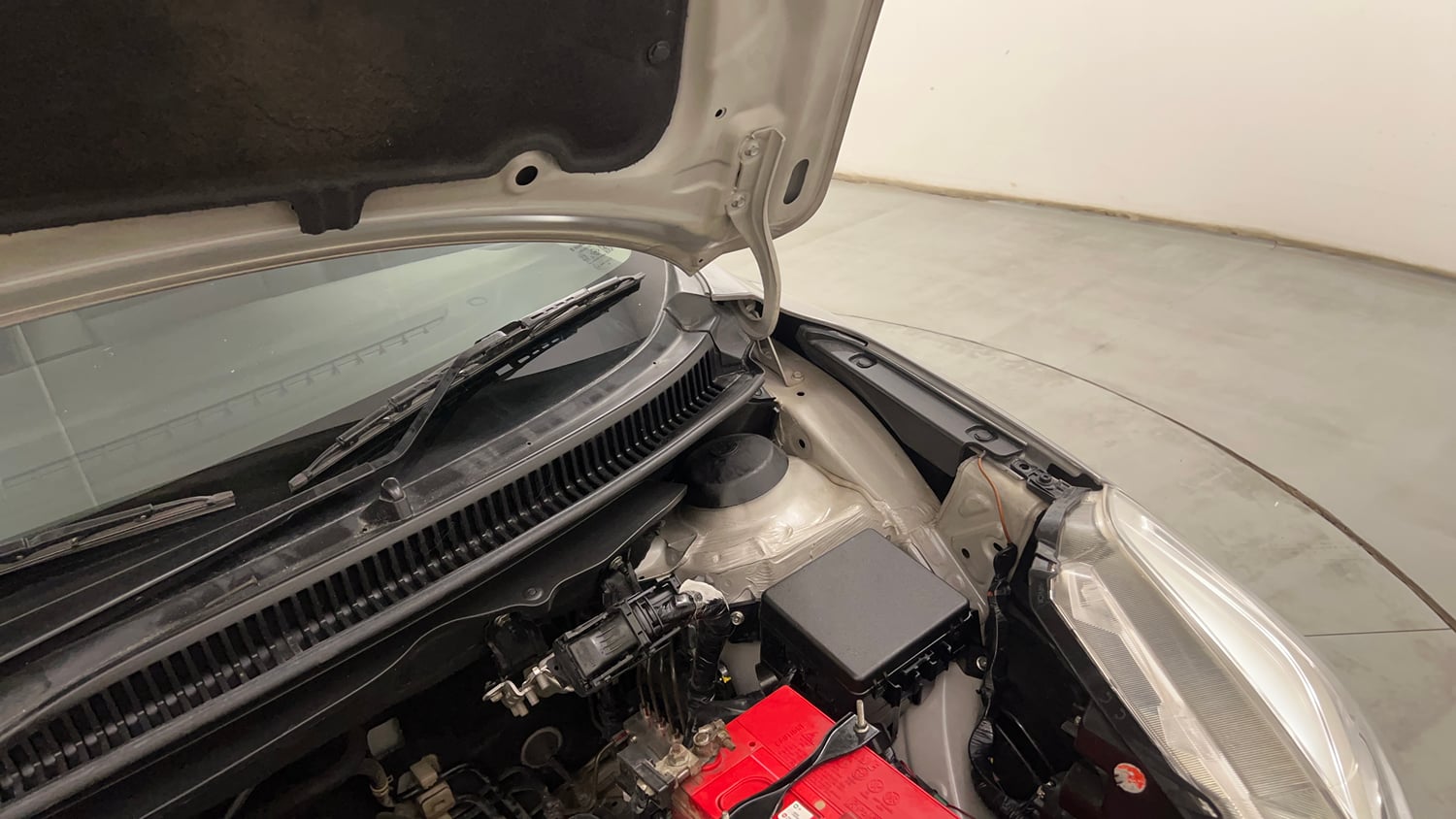 Used 2017 Maruti Suzuki Baleno Delta 1.2 AT Petrol Automatic engine ENGINE LEFT SIDE HINGE & APRON VIEW