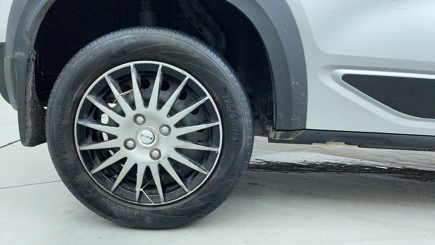 Used 2022 Renault Kiger RXE MT Petrol Manual tyres RIGHT REAR TYRE RIM VIEW