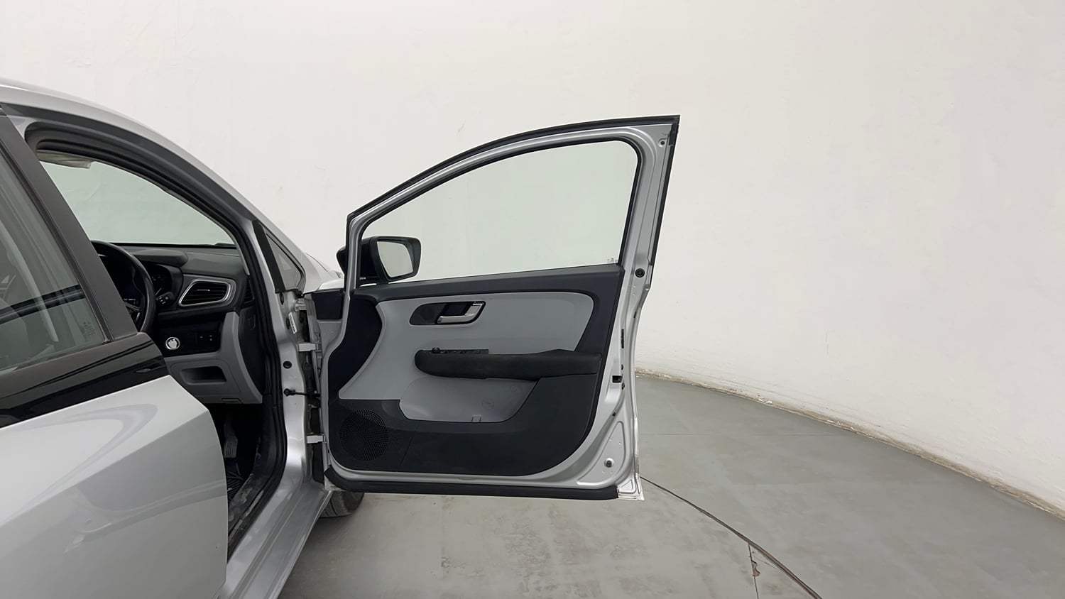 Used 2020 Tata Altroz XZ Petrol Petrol Manual interior RIGHT FRONT DOOR OPEN VIEW