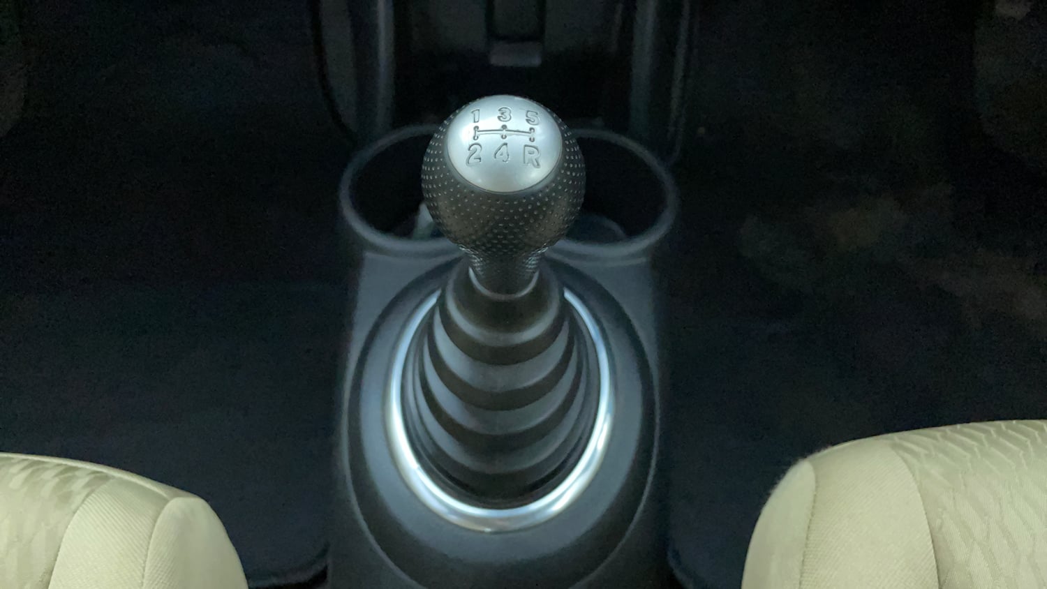 Used 2013 Honda Amaze 1.5 S i-DTEC Diesel Manual interior GEAR  KNOB VIEW