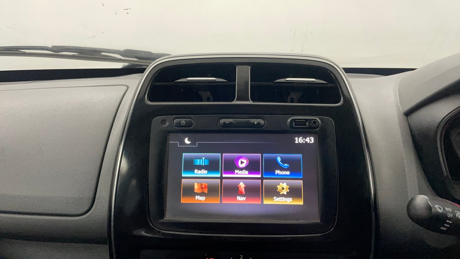 Used 2018 Renault Kwid 1.0 RXT Petrol Manual top_features Touch screen infotainment system