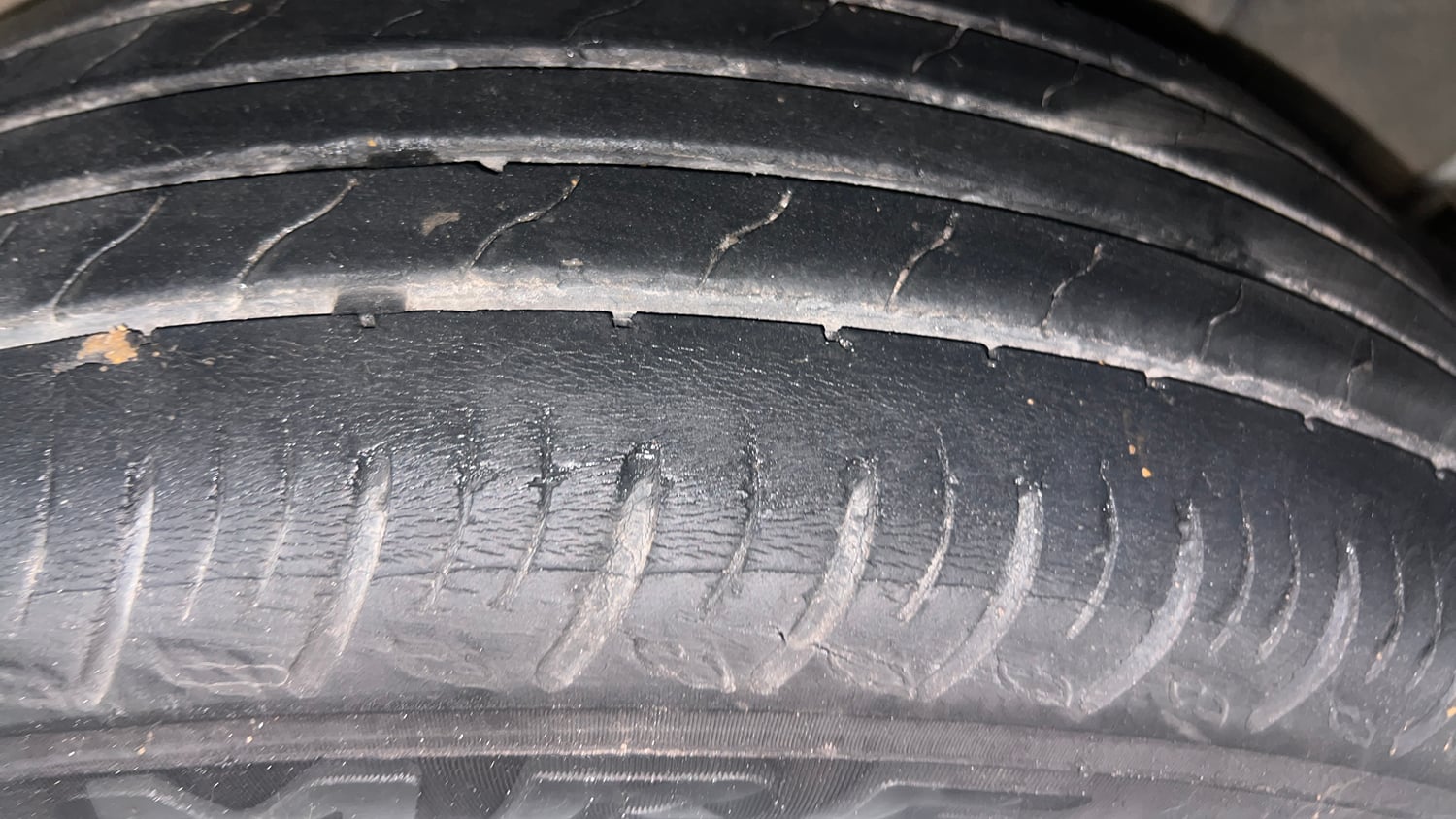 Used 2021 Renault Kiger RXT 1.0 Turbo MT Dual Tone Petrol Manual tyres LEFT REAR TYRE TREAD VIEW