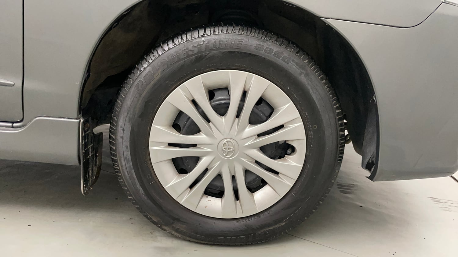 Used 2013 Toyota Innova 2.5 GX 8 STR BS-III Diesel Manual tyres RIGHT FRONT TYRE RIM VIEW