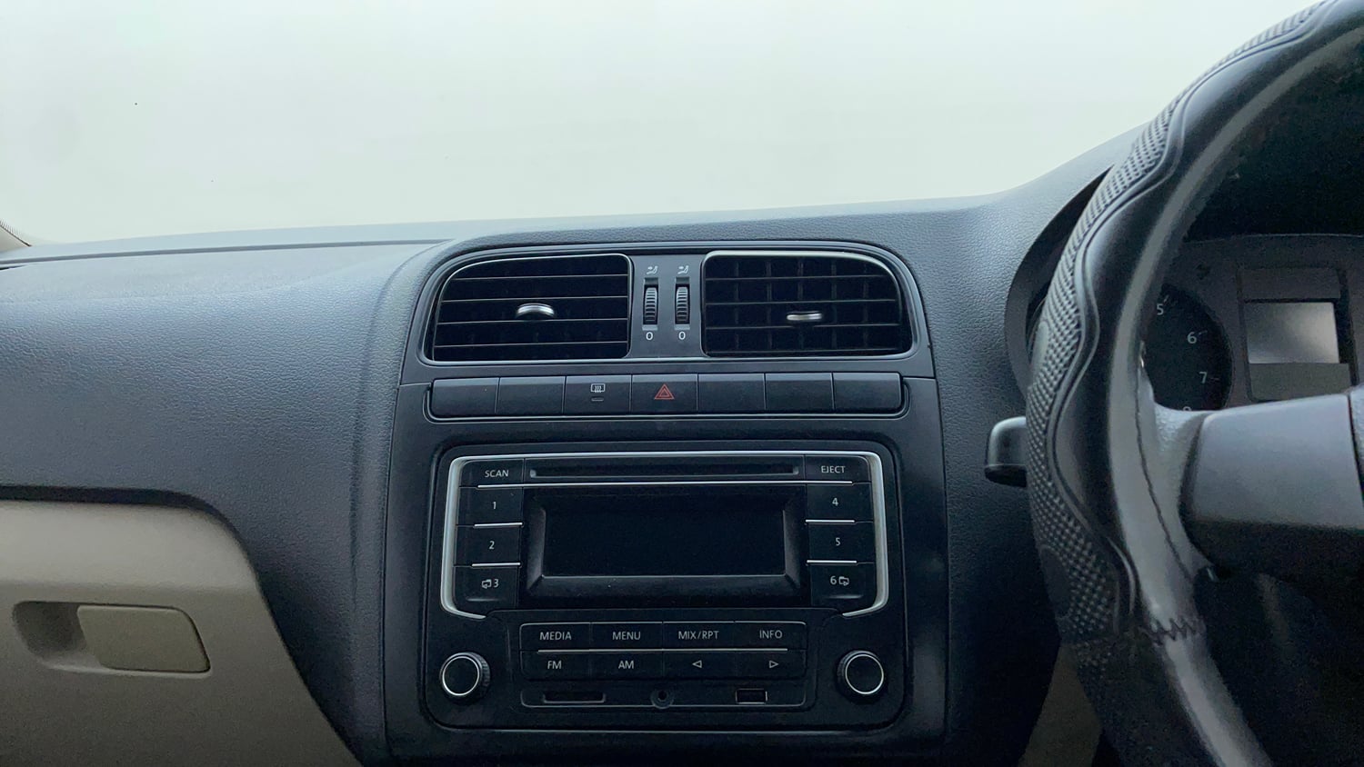 Used 2014 Volkswagen Polo Comfortline 1.2L (P) Petrol Manual top_features Integrated (in-dash) music system