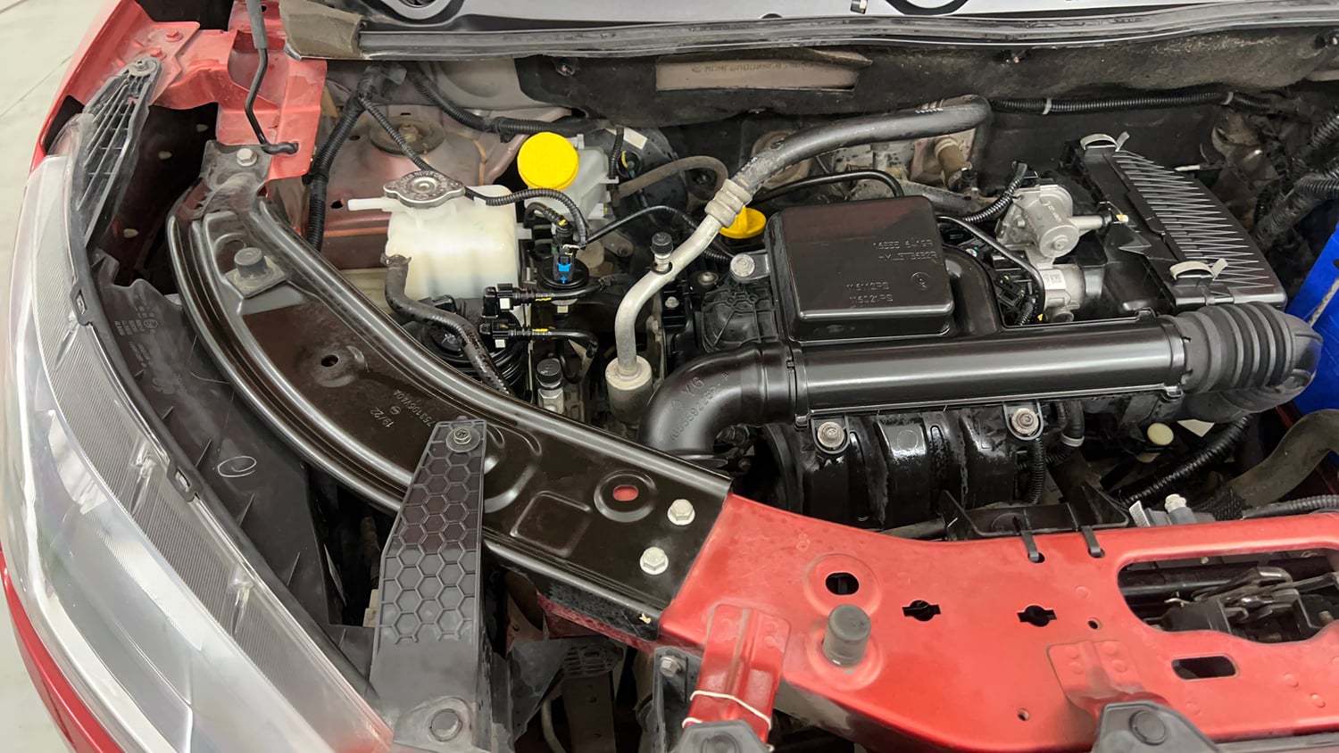 Used 2022 Nissan Magnite XV Executive Petrol Manual engine ENGINE RIGHT SIDE VIEW