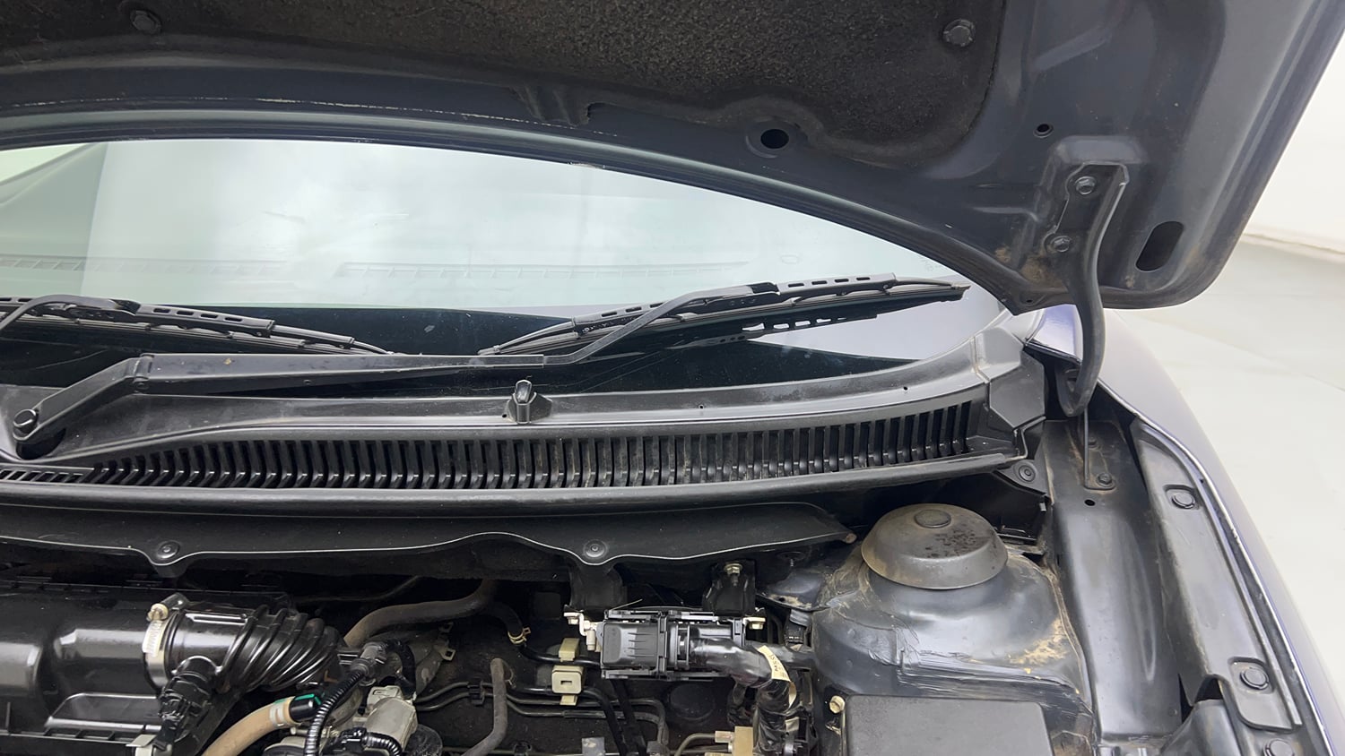 Used 2020 Toyota Glanza G Petrol Manual engine ENGINE LEFT SIDE HINGE & APRON VIEW