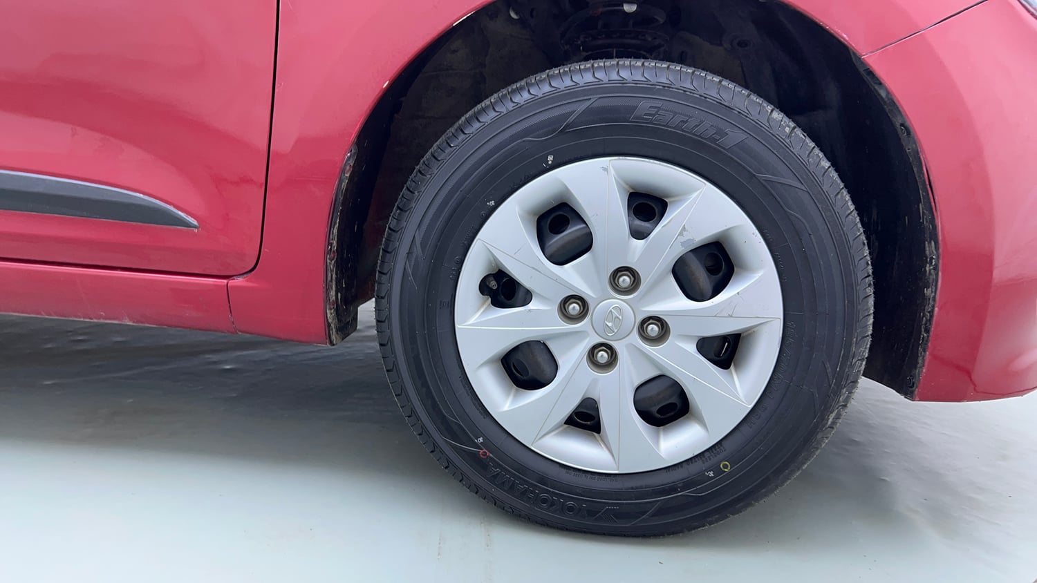 Used 2016 Hyundai Elite i20 Sportz 1.2 Petrol Manual tyres RIGHT FRONT TYRE RIM VIEW