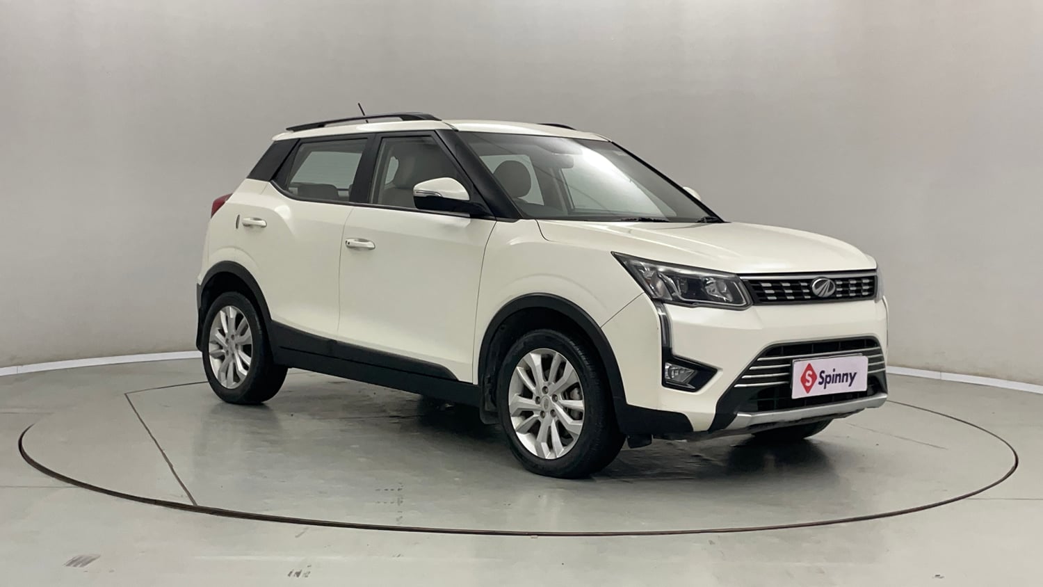 Used 2021 Mahindra XUV 300 W8 1.2 Petrol Petrol Manual exterior RIGHT FRONT CORNER VIEW