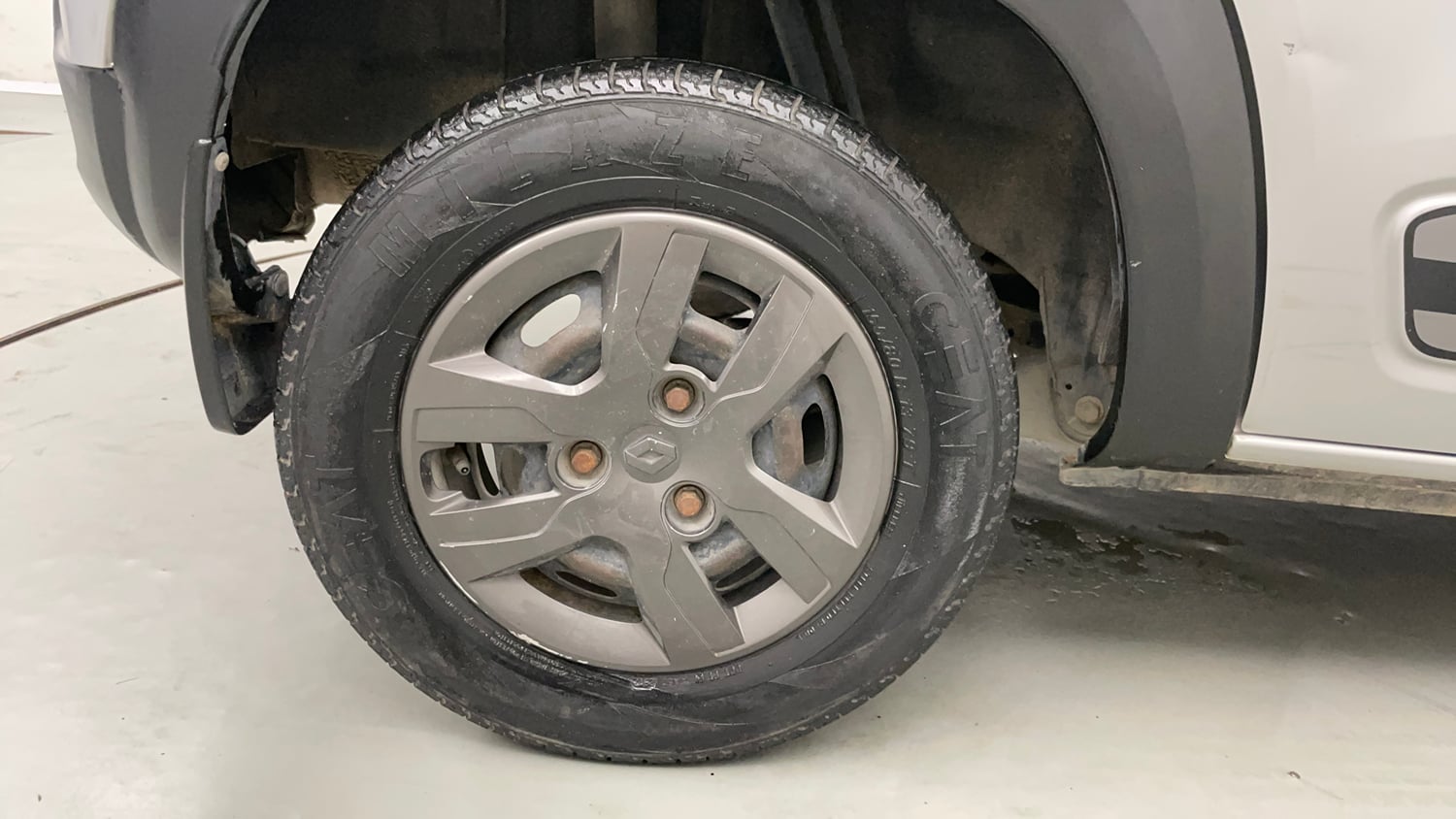 Used 2018 Renault Kwid 1.0 RXT AMT Opt Petrol Automatic tyres RIGHT REAR TYRE RIM VIEW
