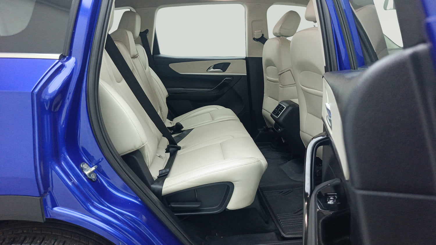 Used 2022 Mahindra XUV700 AX 7 Petrol AT 7 STR Petrol Automatic interior RIGHT SIDE REAR DOOR CABIN VIEW