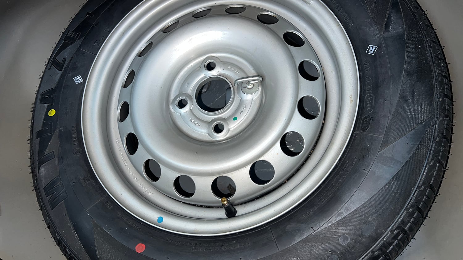 Used 2017 Maruti Suzuki Swift Lxi (O) Petrol Manual tyres SPARE TYRE VIEW
