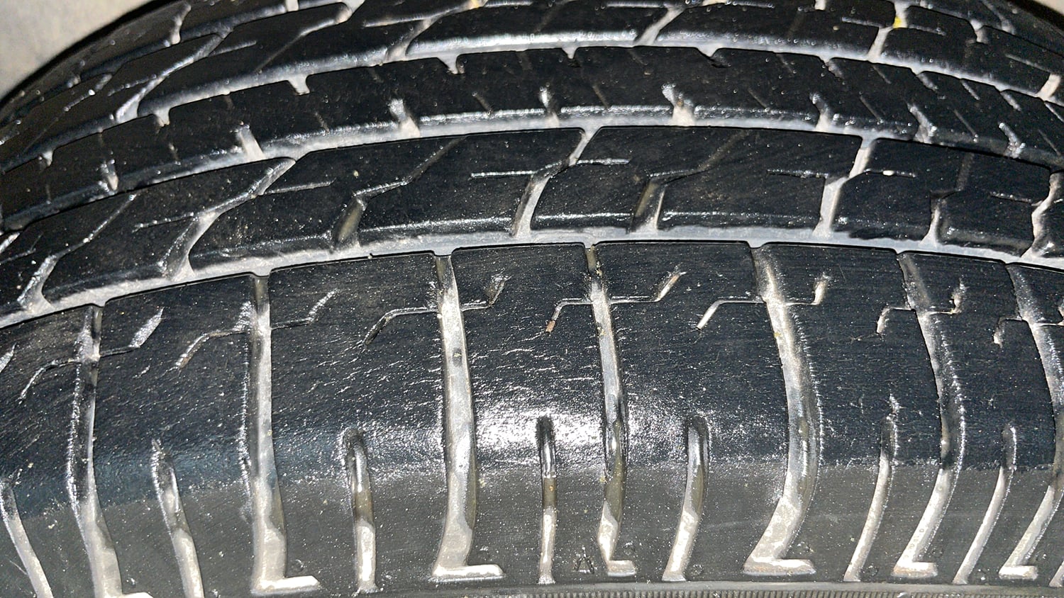 Used 2013 Toyota Innova 2.5 GX 8 STR BS-III Diesel Manual tyres LEFT REAR TYRE TREAD VIEW