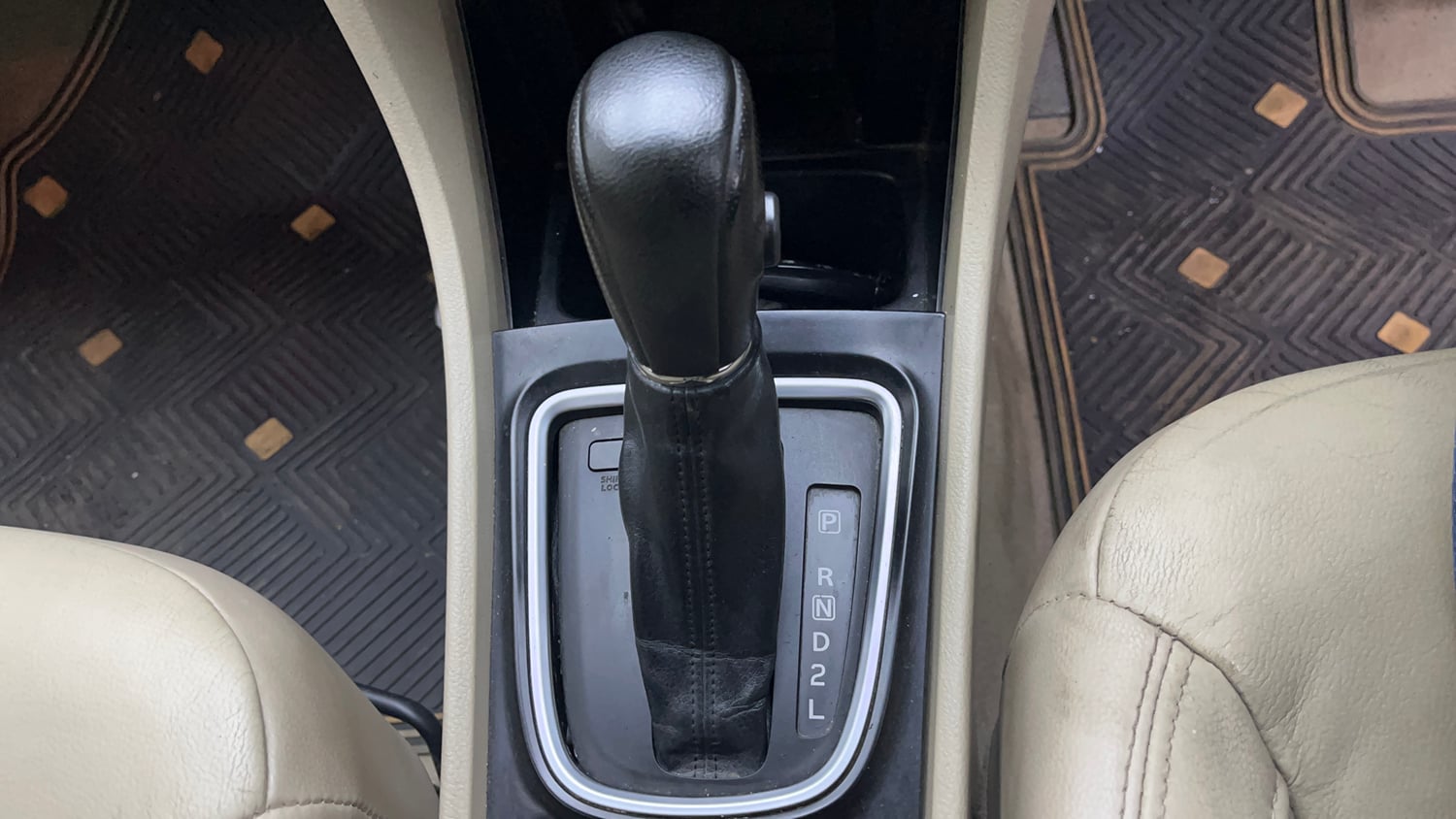 Used 2020 Maruti Suzuki Ciaz Alpha Hybrid 1.5 AT Petrol Automatic interior GEAR  KNOB VIEW