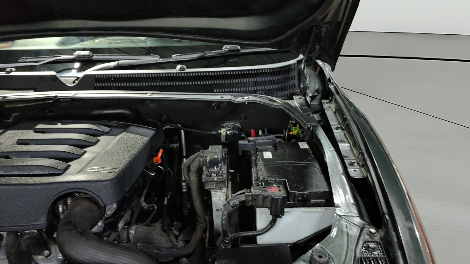 Used 2022 Mahindra Scorpio N Z8 L Petrol MT 7 STR Petrol Manual engine ENGINE LEFT SIDE HINGE & APRON VIEW
