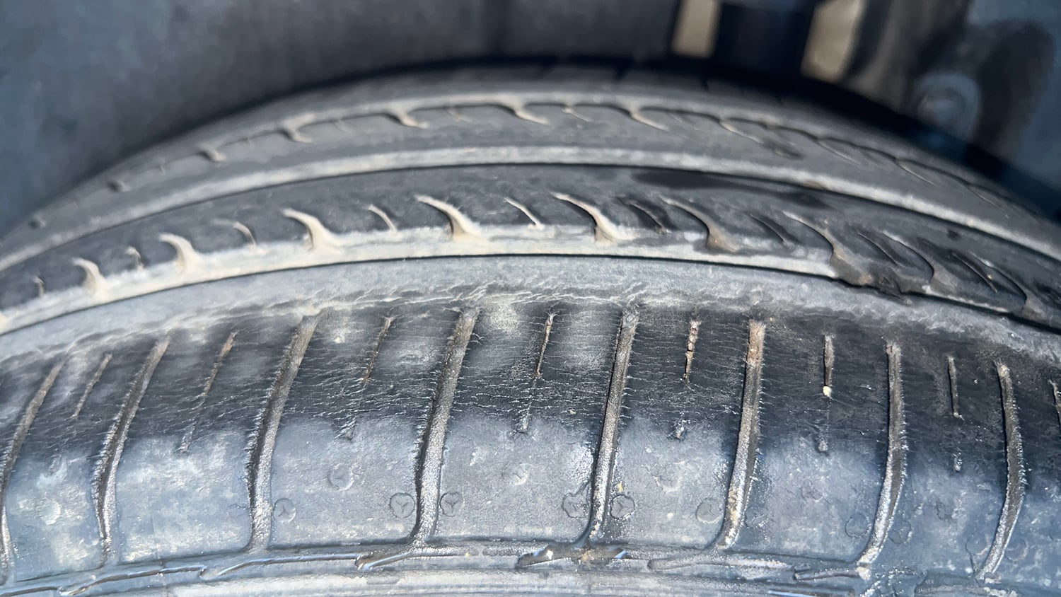 Used 2015 Maruti Suzuki Ertiga ZXi Petrol Manual tyres LEFT REAR TYRE TREAD VIEW