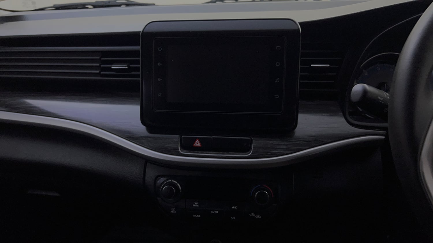 Used 2021 Maruti Suzuki XL6 Alpha MT Petrol Petrol Manual top_features Integrated (in-dash) music system