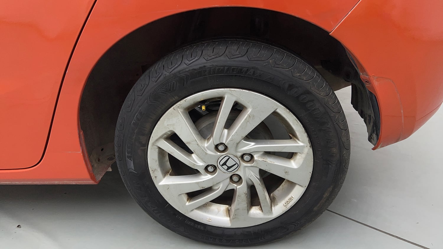 Used 2017 Honda Jazz V AT Petrol Petrol Automatic tyres LEFT REAR TYRE RIM VIEW