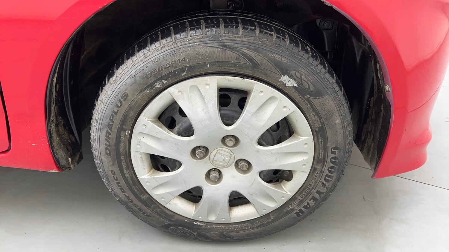 Used 2016 Honda Brio S MT Petrol Manual tyres RIGHT FRONT TYRE RIM VIEW
