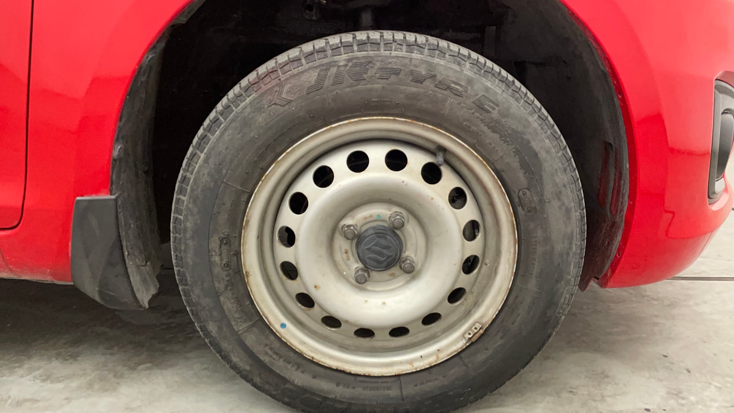 Used 2017 Maruti Suzuki Swift Lxi ABS (O) Petrol Manual tyres RIGHT FRONT TYRE RIM VIEW