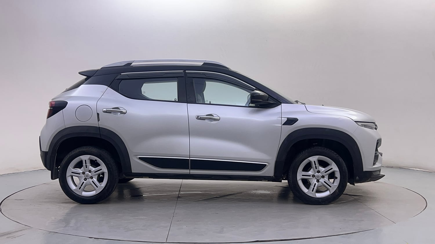 Used 2021 Renault Kiger RXT 1.0 Turbo MT Dual Tone Petrol Manual exterior RIGHT SIDE VIEW