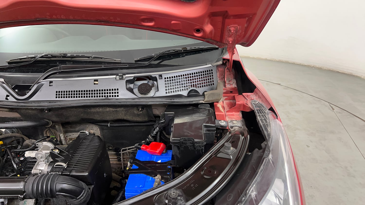 Used 2022 Nissan Magnite XV Executive Petrol Manual engine ENGINE LEFT SIDE HINGE & APRON VIEW