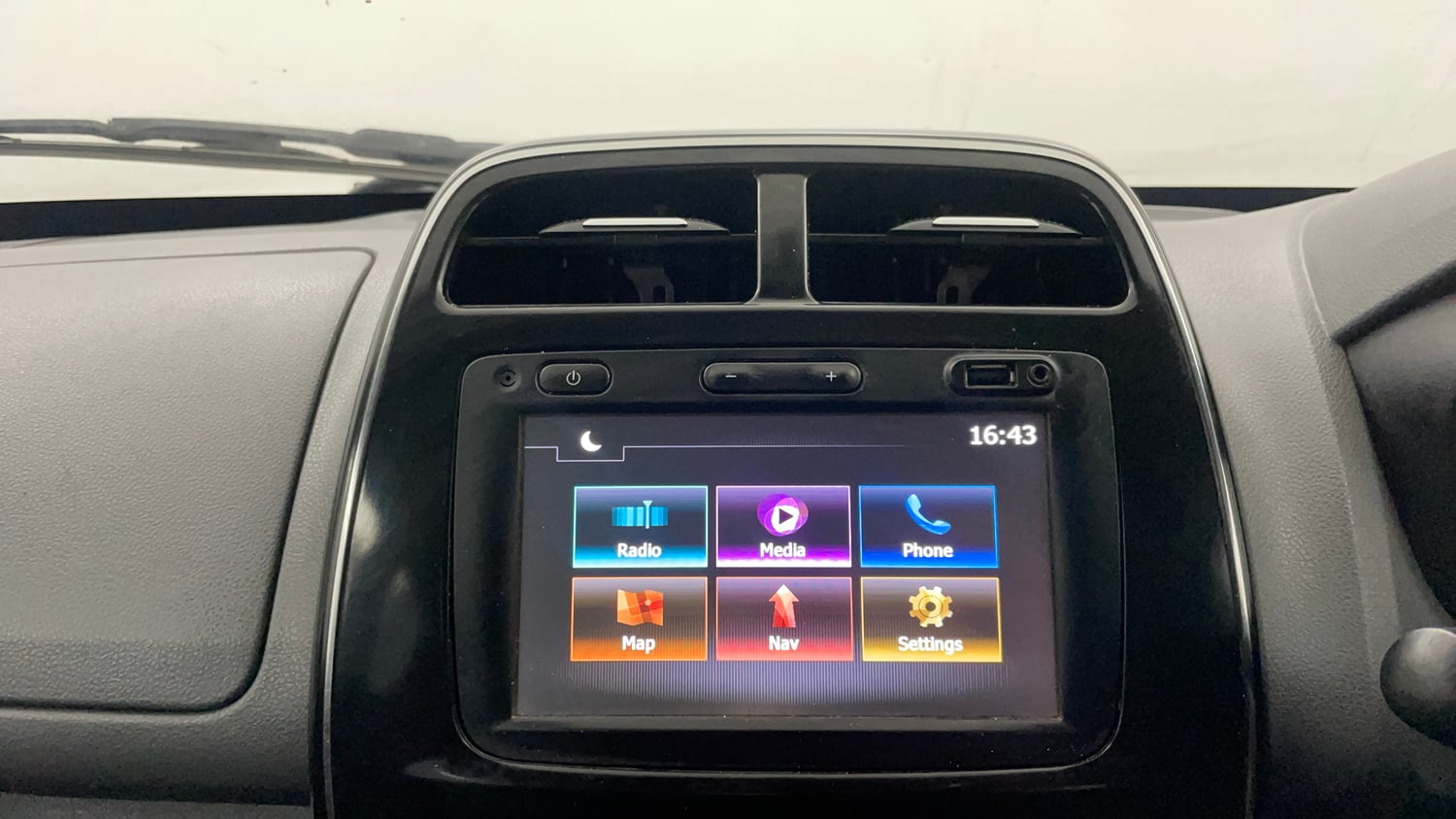 Used 2018 Renault Kwid 1.0 RXT Petrol Manual top_features Integrated (in-dash) music system