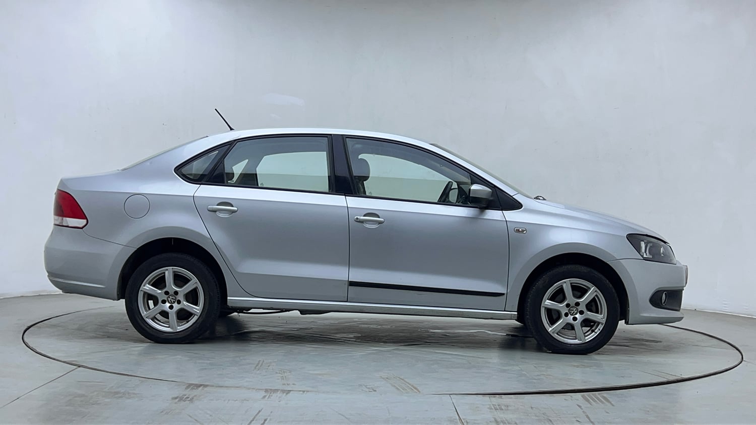 Used 2014 Volkswagen Vento Highline Petrol Petrol Manual exterior RIGHT SIDE VIEW