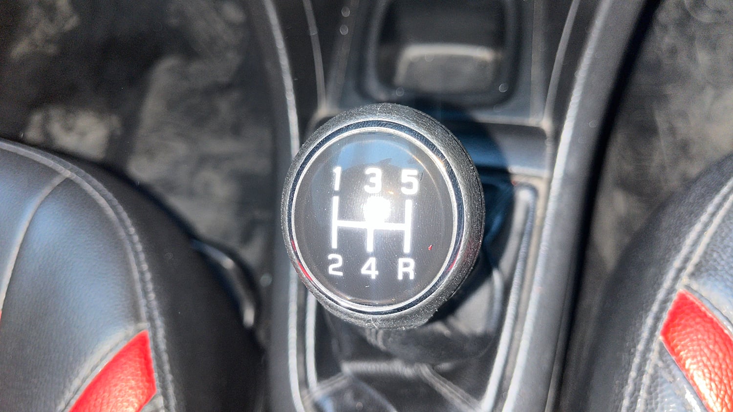 Used 2014 Maruti Suzuki Swift ZXi Petrol Manual interior GEAR  KNOB VIEW