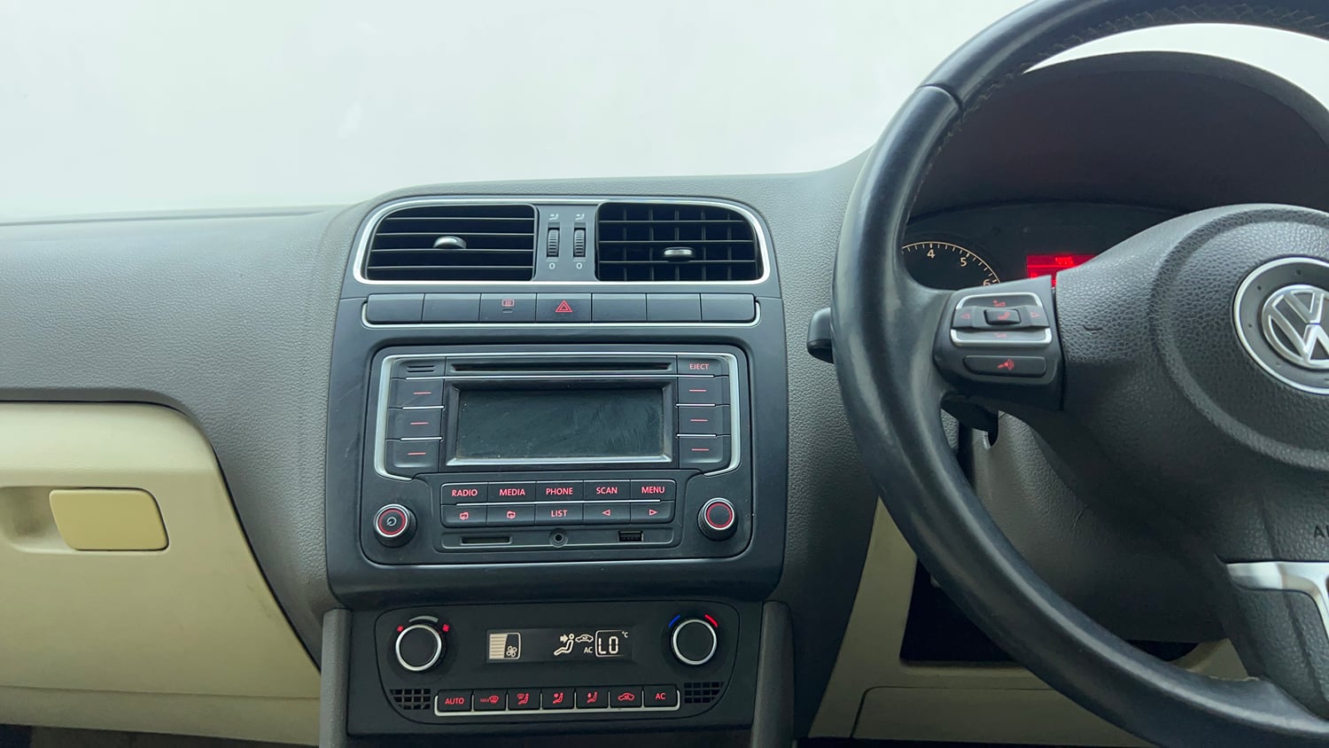 Used 2014 Volkswagen Vento Highline Petrol Petrol Manual top_features Integrated (in-dash) music system