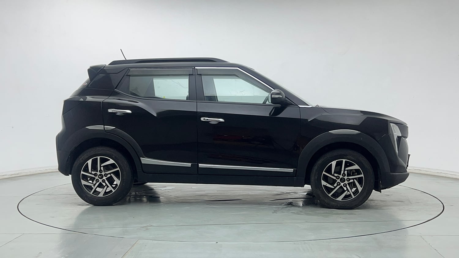 Used 2024 Mahindra XUV 3XO AX5 1.2 Petrol Petrol Manual exterior RIGHT SIDE VIEW