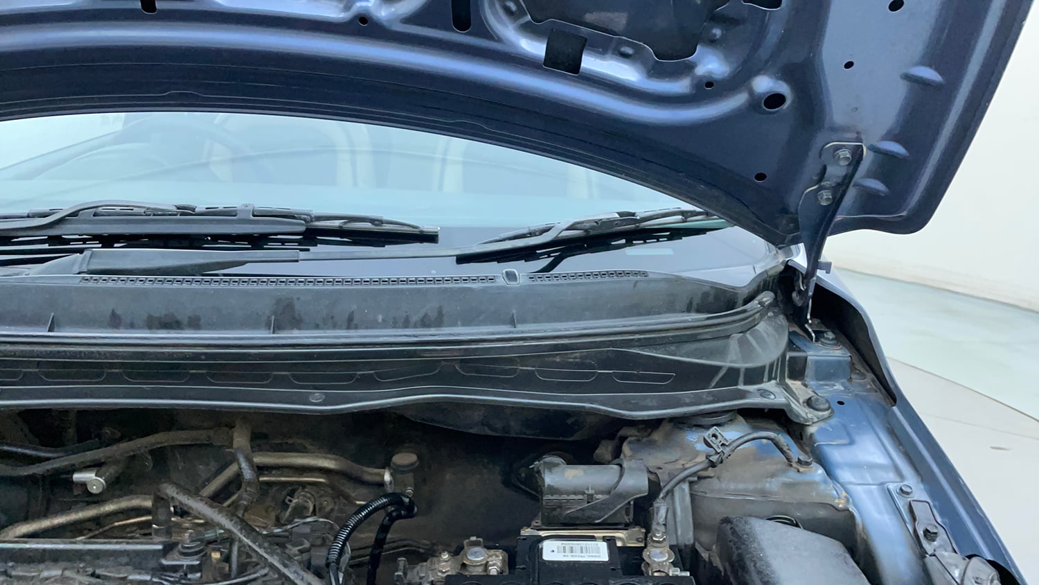 Used 2013 Hyundai i20 Magna (O) 1.2 Petrol Manual engine ENGINE LEFT SIDE HINGE & APRON VIEW