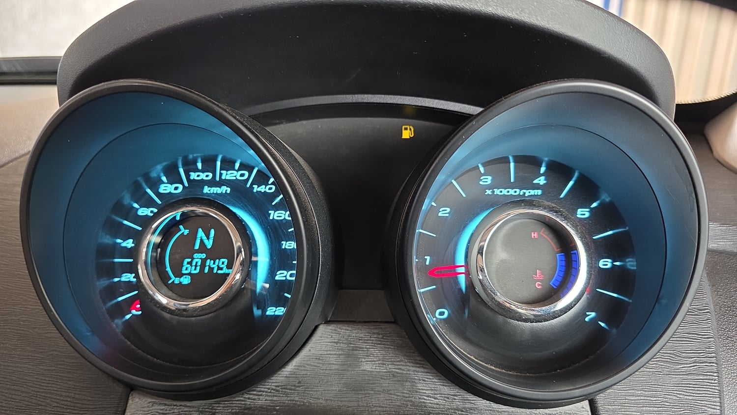 Used 2017 Mahindra XUV500 W4 Diesel Manual interior CLUSTERMETER VIEW