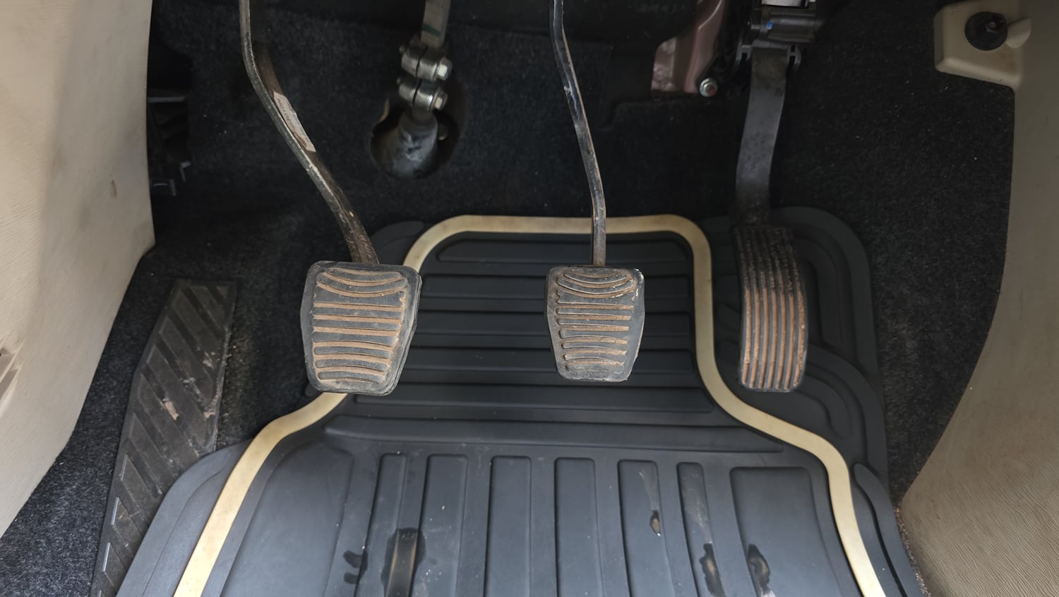 Used 2017 Mahindra XUV500 W4 Diesel Manual interior PEDALS VIEW