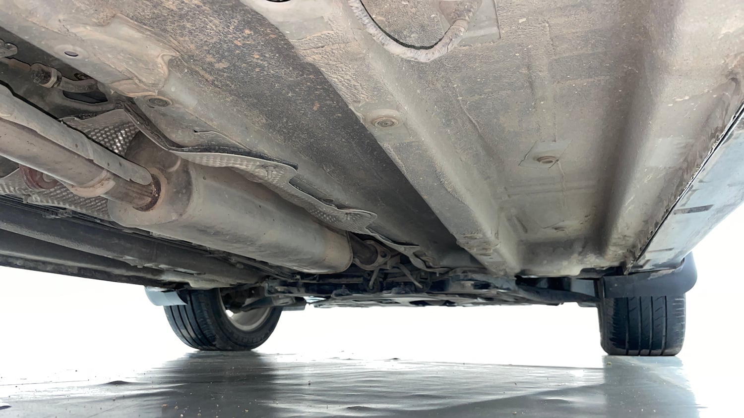 Used 2021 Mahindra XUV 300 W8 1.2 Petrol Petrol Manual extra REAR RIGHT UNDERBODY VIEW