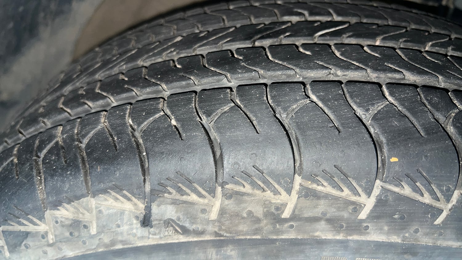 Used 2024 Mahindra XUV 3XO AX5L 1.2 Petrol Petrol Manual tyres RIGHT FRONT TYRE TREAD VIEW