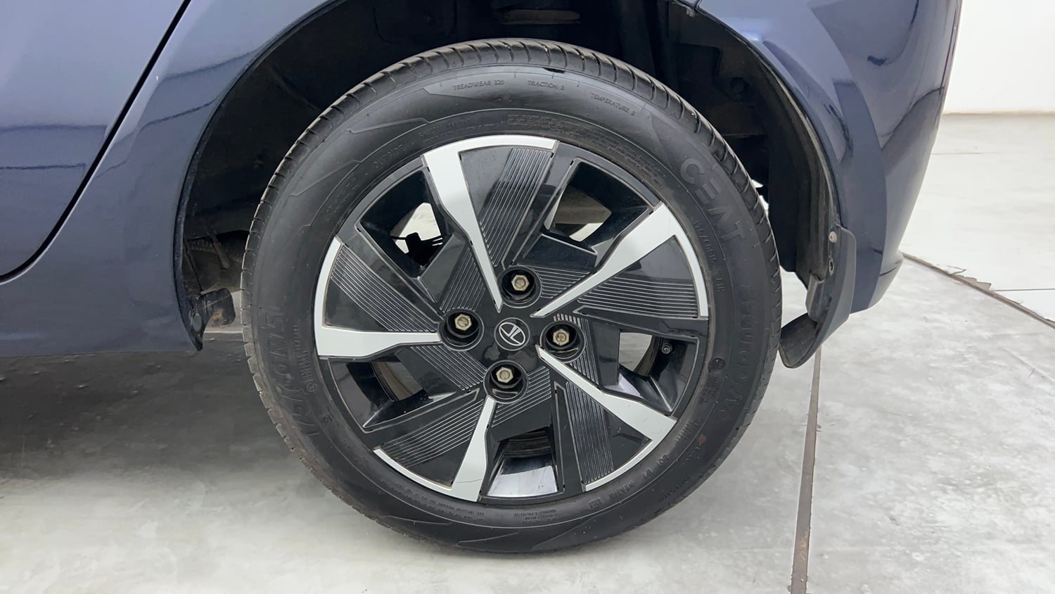 Used 2025 Tata Tiago XZA Petrol Automatic tyres LEFT REAR TYRE RIM VIEW