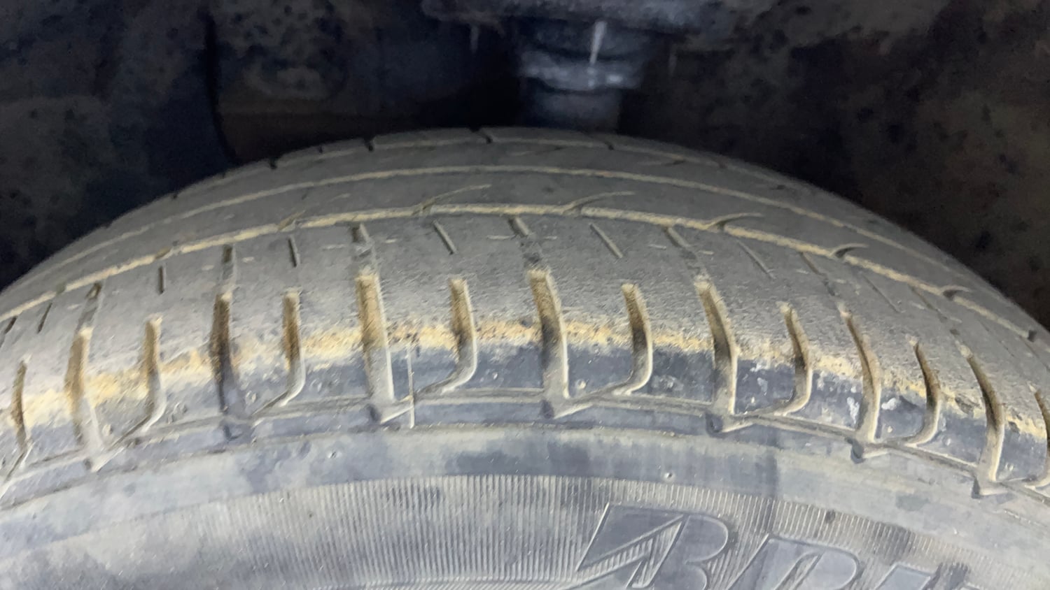 Used 2015 Hyundai Elite i20 Magna 1.2 Petrol Manual tyres LEFT FRONT TYRE TREAD VIEW
