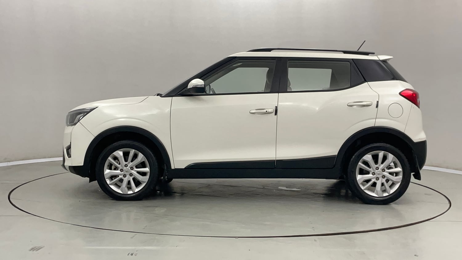 Used 2021 Mahindra XUV 300 W8 1.2 Petrol Petrol Manual exterior LEFT SIDE VIEW