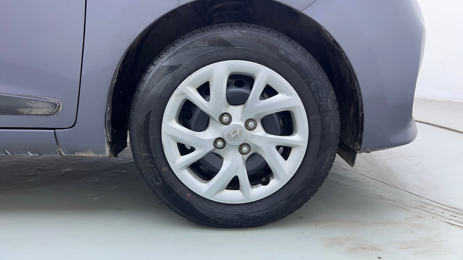 Used 2017 Hyundai Grand i10 Magna 1.2 Kappa VTVT Petrol Manual tyres RIGHT FRONT TYRE RIM VIEW