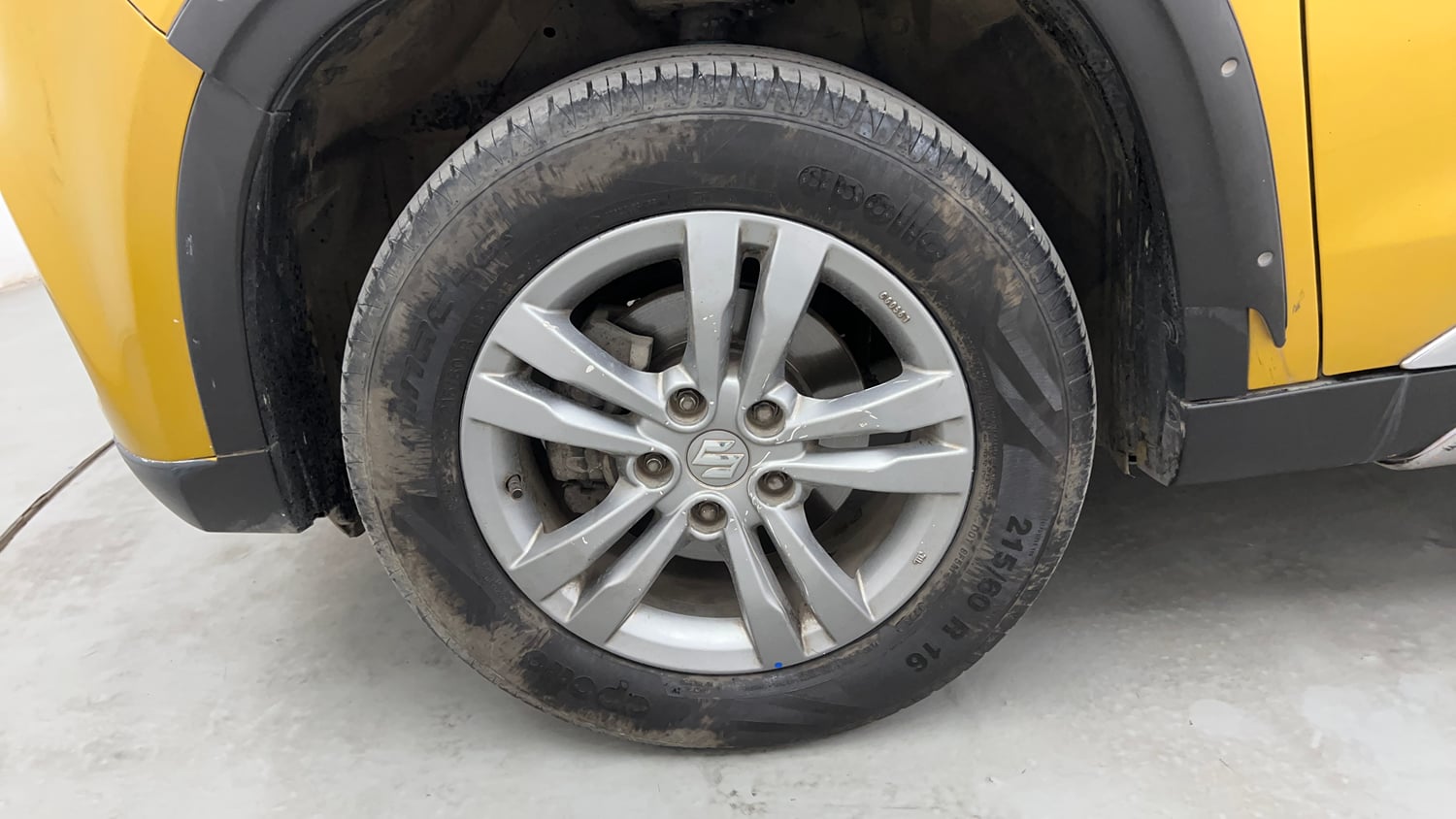 Used 2016 Maruti Suzuki Vitara Brezza ZDi+ Dual Tone Diesel Manual tyres LEFT FRONT TYRE RIM VIEW