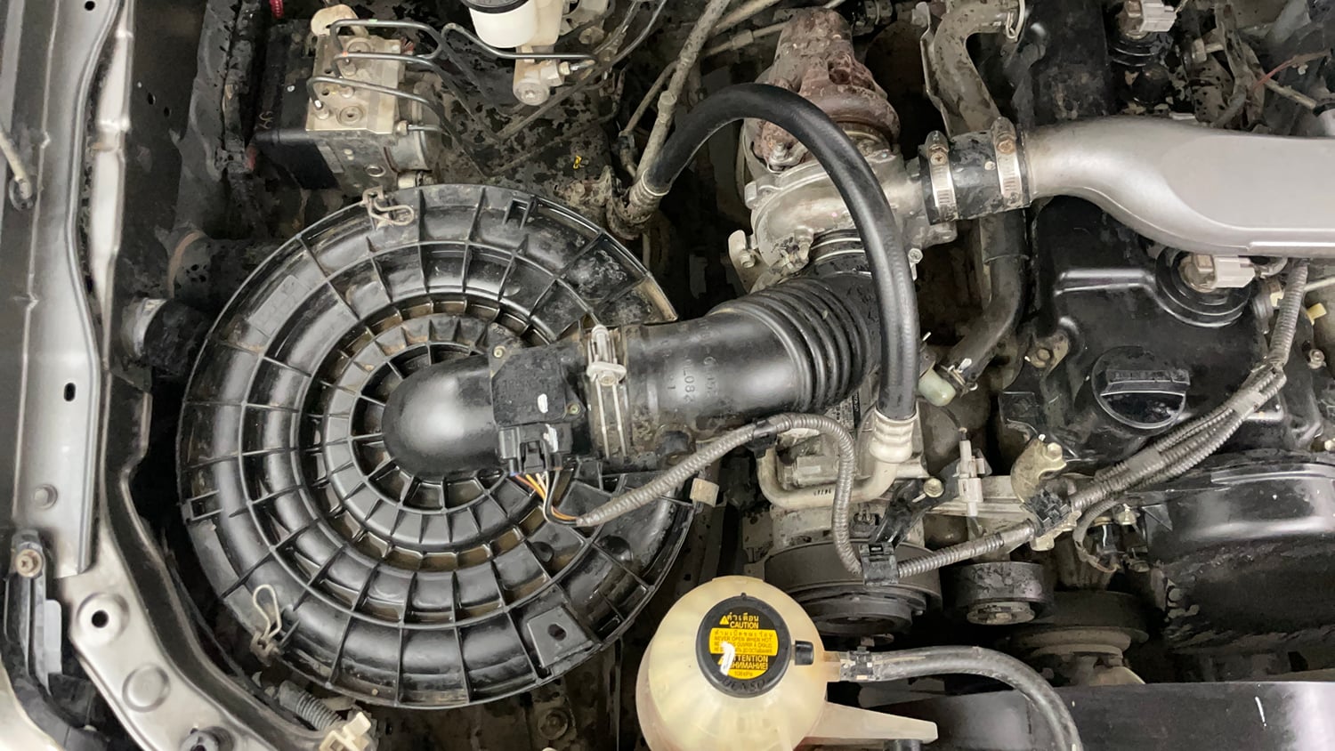 Used 2013 Toyota Innova 2.5 GX 8 STR BS-III Diesel Manual engine ENGINE RIGHT SIDE VIEW