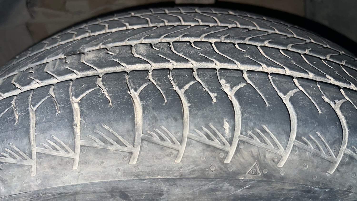 Used 2023 Maruti Suzuki Grand Vitara Delta Smart Hybrid AT Petrol Automatic tyres LEFT FRONT TYRE TREAD VIEW