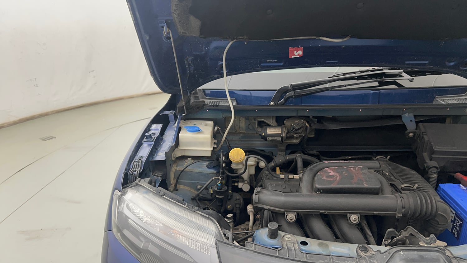 Used 2021 Renault Kwid CLIMBER 1.0 Opt Petrol Manual engine ENGINE RIGHT SIDE HINGE & APRON VIEW